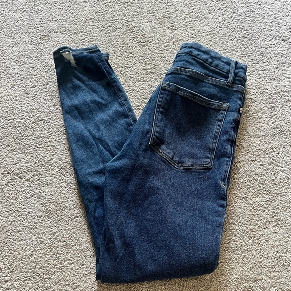 Good American Good Waist Size 6/28 Chewed Hem Distressed Stretch Skinny Jeans - Picture 4 of 7